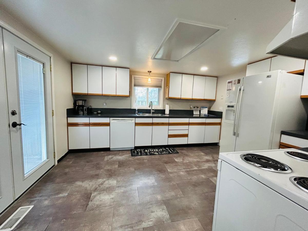 Little Blue Bungalow On Boise'S Bench, Pet Friendly, Fully Fenced Yard With Doggie Door! 2 Miles From Bsu, 5 Minutes From Downtown Boise, Desk And Workstation For Remote Workers, 2 Tv'S Large Walk-In Closet, Good For Mid-Term Stays 外观 照片